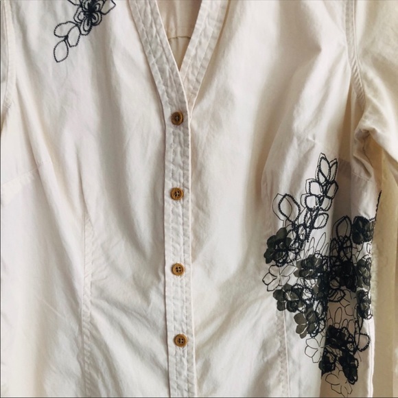 The North Face beige long sleeved button down shirt with embroidery Medium - Picture 7 of 8